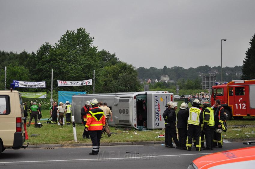 Schwerer Unfall mit Reisebus Lohmar Donrather Dreieck P405.JPG